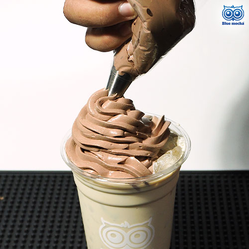 บีบวิปครีมโกโก้ตกแต่งบนเครื่องดื่มหรือของหวานตามชอบ